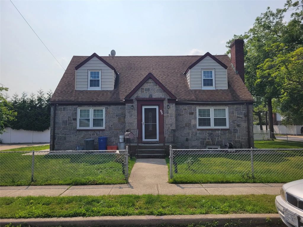 122 James Street, Franklin Square