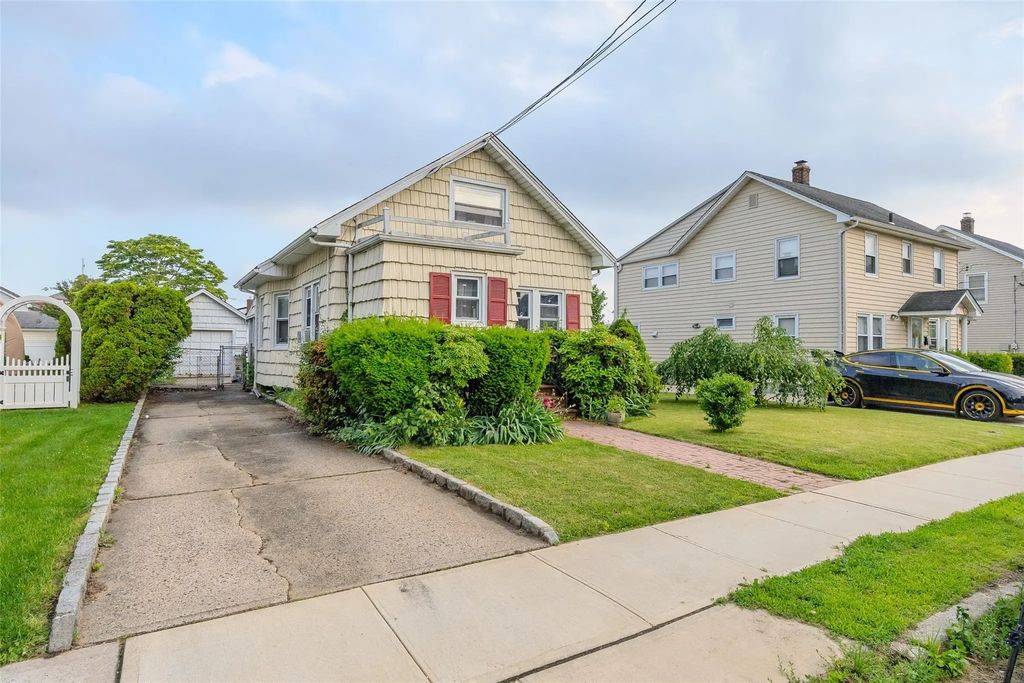 43 Westbury Avenue, Mineola