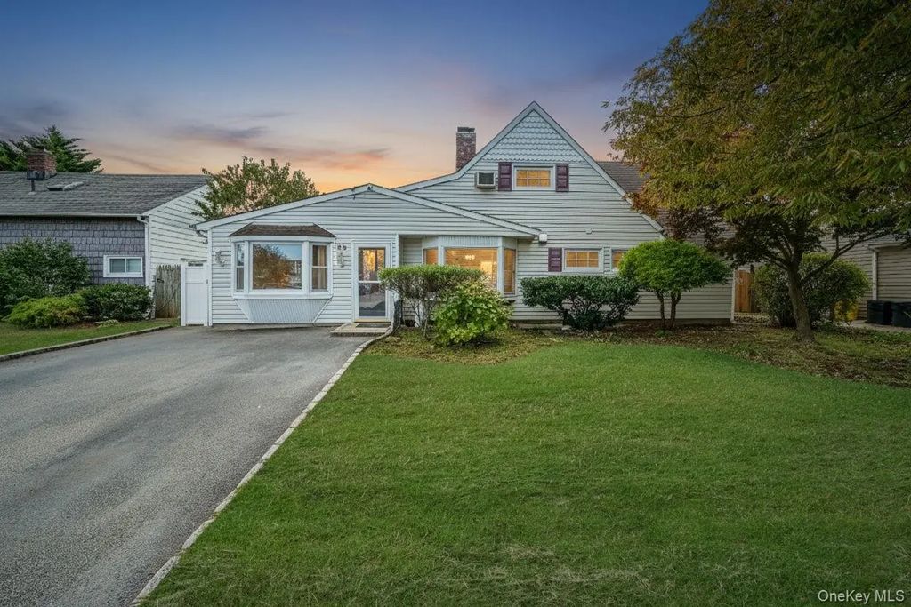 95 Lantern Road, Hicksville