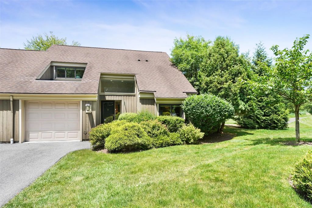 957 Heritage Hills Drive # D, Somers