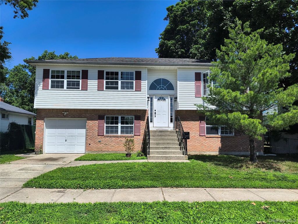 1056 E Arthur Street, Uniondale