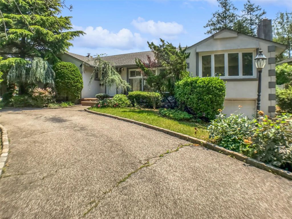 571 Richmond Road, East Meadow