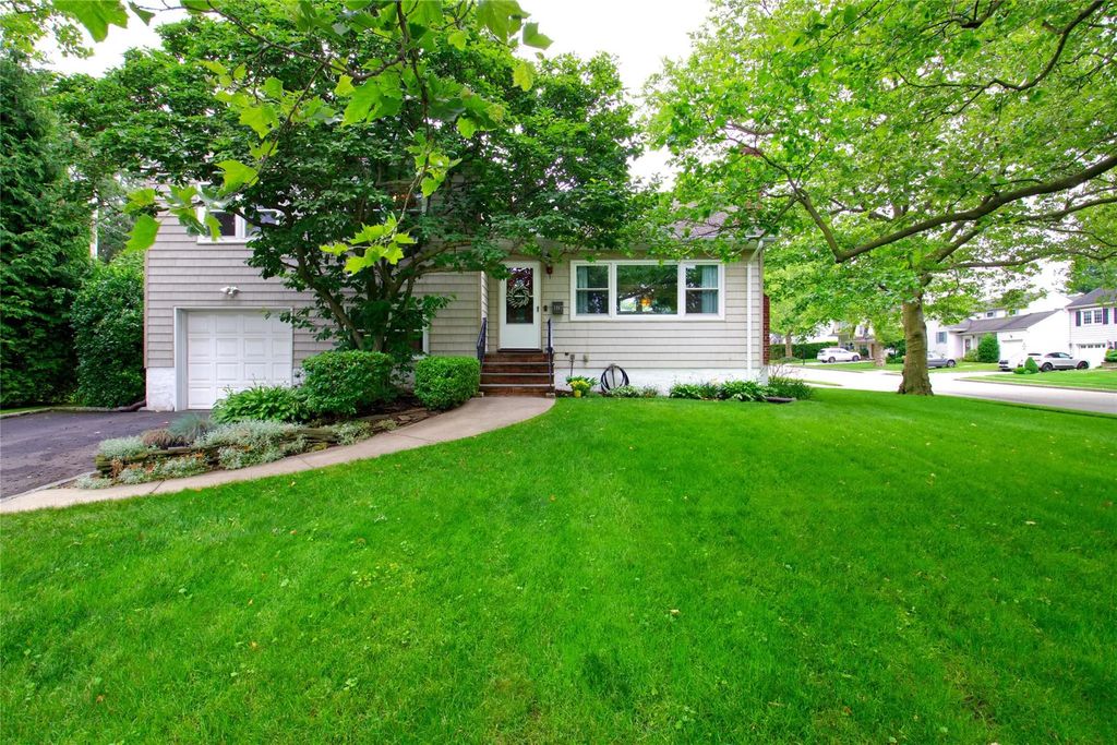 187 Tanners Pond Road, Garden City
