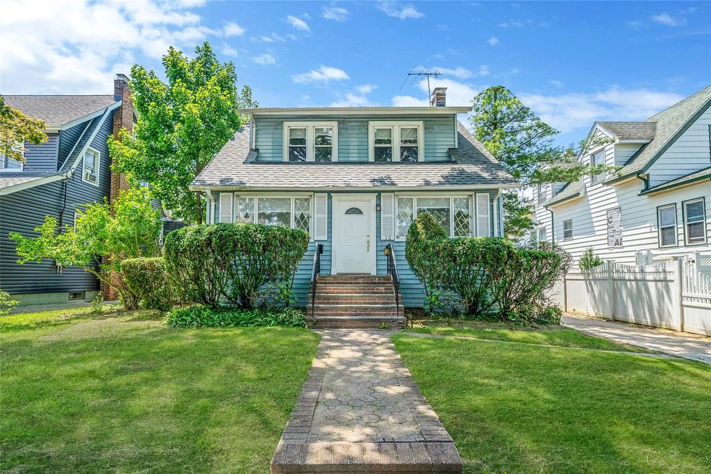 10 Leach Street, Lynbrook