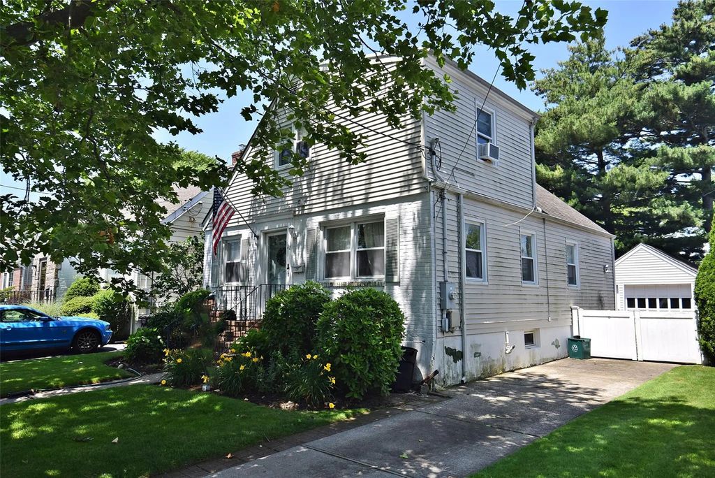 22 Hollywood Avenue, Lynbrook