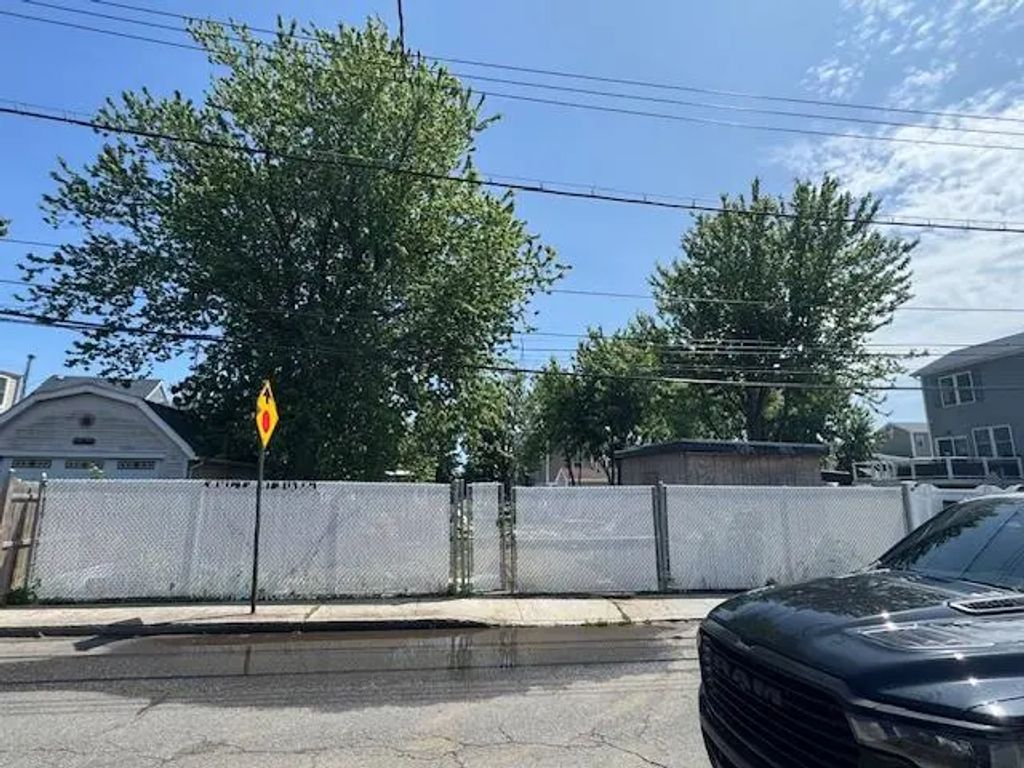 120 East 8th Road, Broad Channel