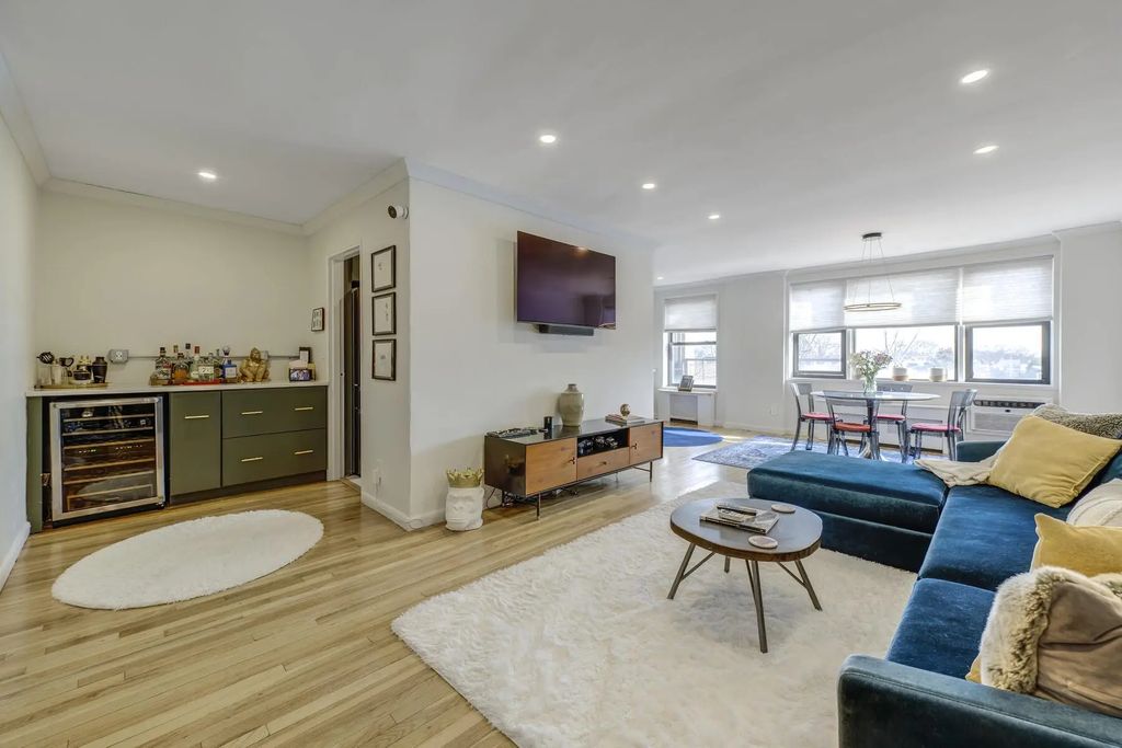 5 Birchwood Court 4n, Mineola