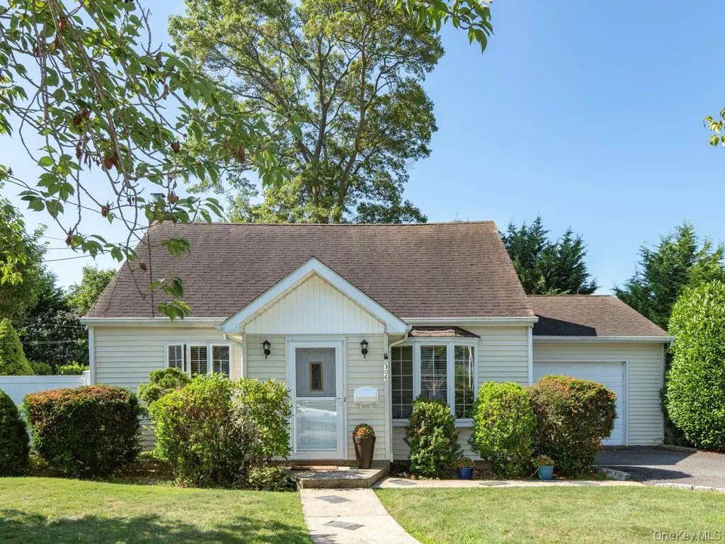 306 Clay Avenue, West Islip