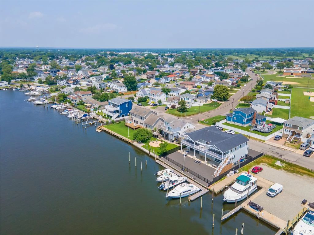 390 E Shore Road, Lindenhurst