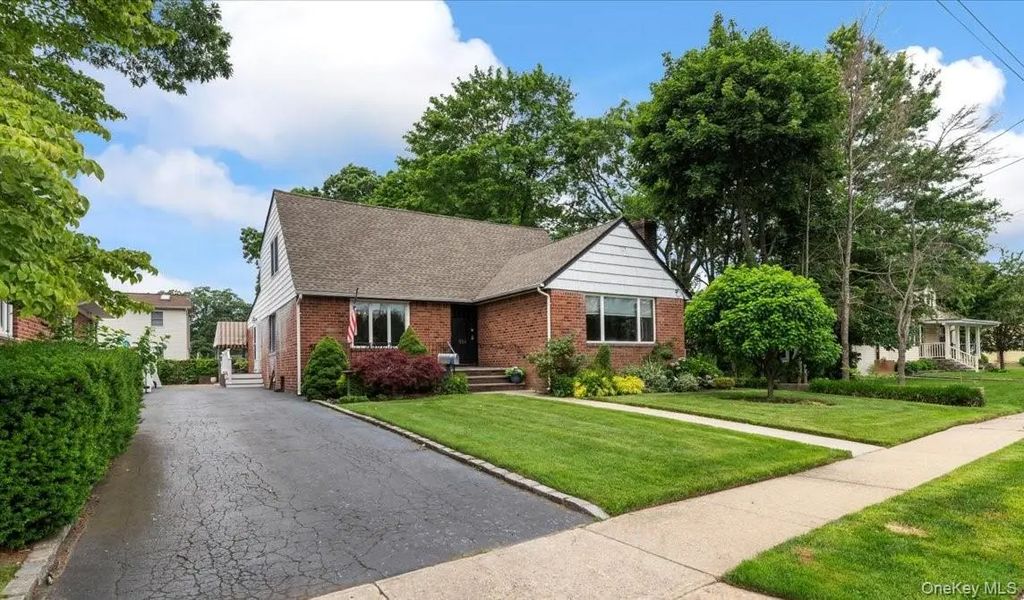 558 Kingston Avenue, East Meadow