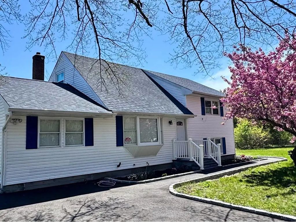 1070 Spur Drive S, Islip