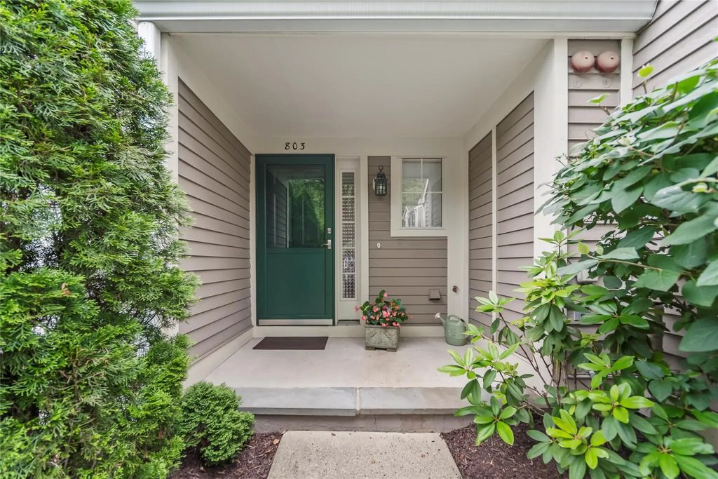 803 Pondside Drive, White Plains