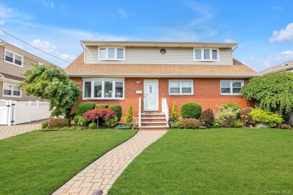 882 Third Avenue, Franklin Square