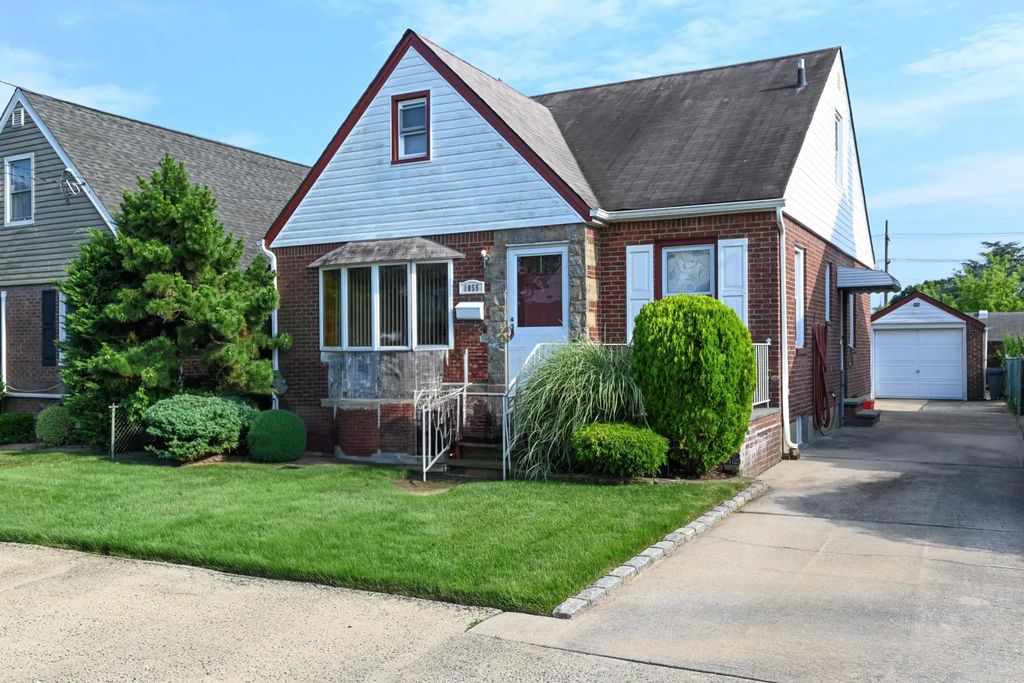 1055 Rosegold Street, Franklin Square