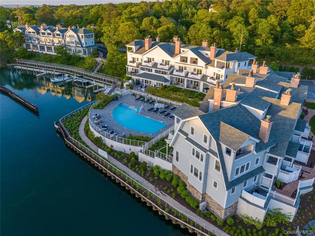 45 Old Boathouse Lane S, Hampton Bays
