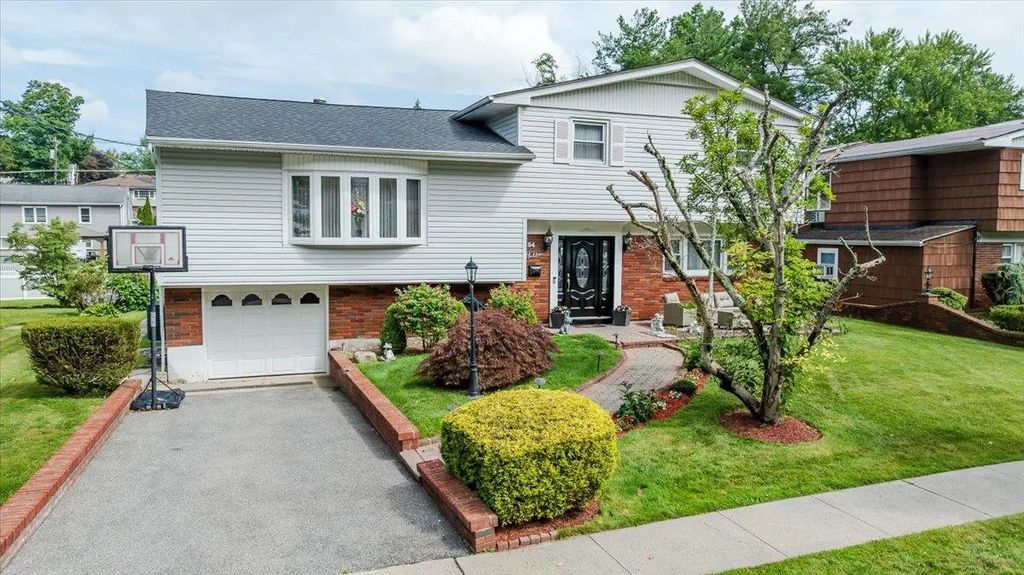 54 Maria Lane, Yonkers