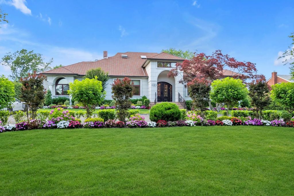 185 Dolphin Drive, Hewlett Neck