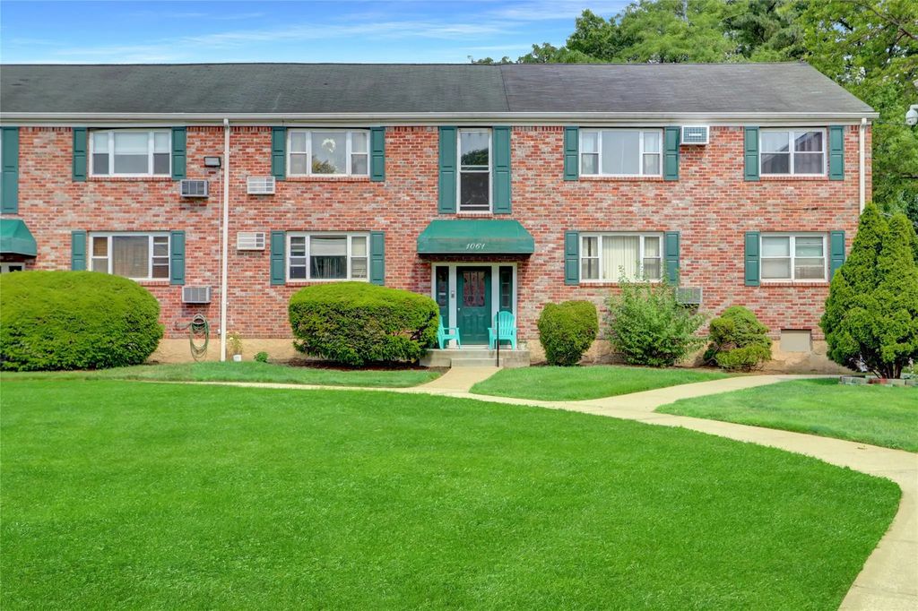1061 Fenwood Dr 3, Valley Stream