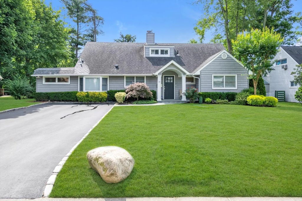 14 Ridge Drive E, Roslyn