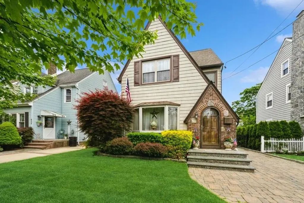 445 Wellington Road, Mineola