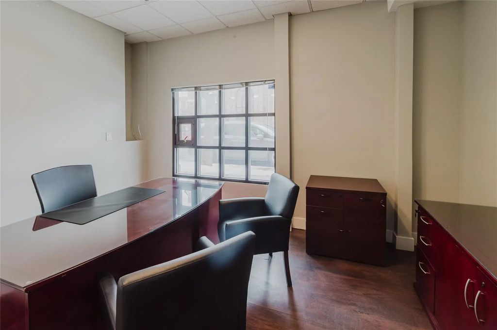 98-22 Metropolitan Avenue, Forest Hills