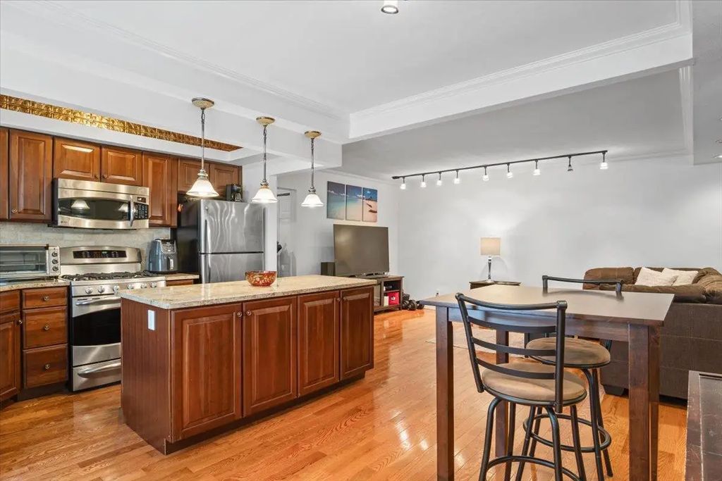 81 Edwards Street T, Roslyn Heights