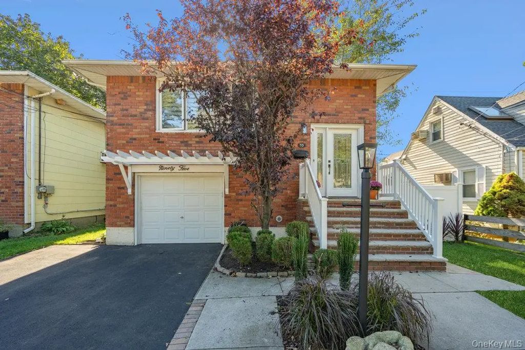 95 Foster Avenue, Valley Stream
