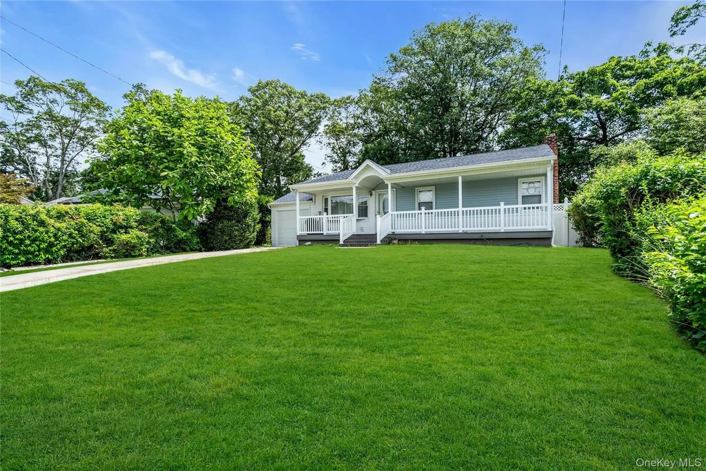 22 Robert Drive, Huntington
