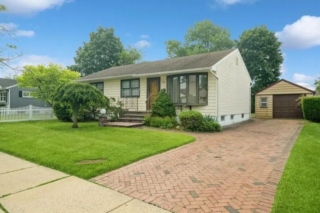 709 Seabury Avenue, Franklin Square