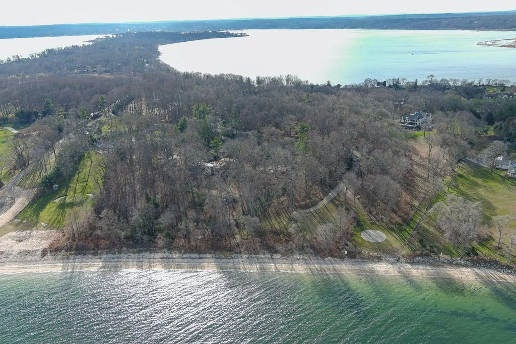 145 Centre Island Road, Centre Island