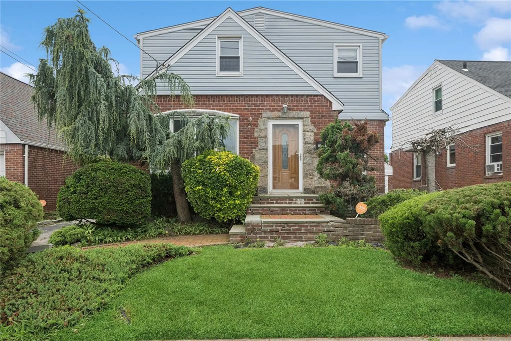 1111 Theodora Street, Franklin Square