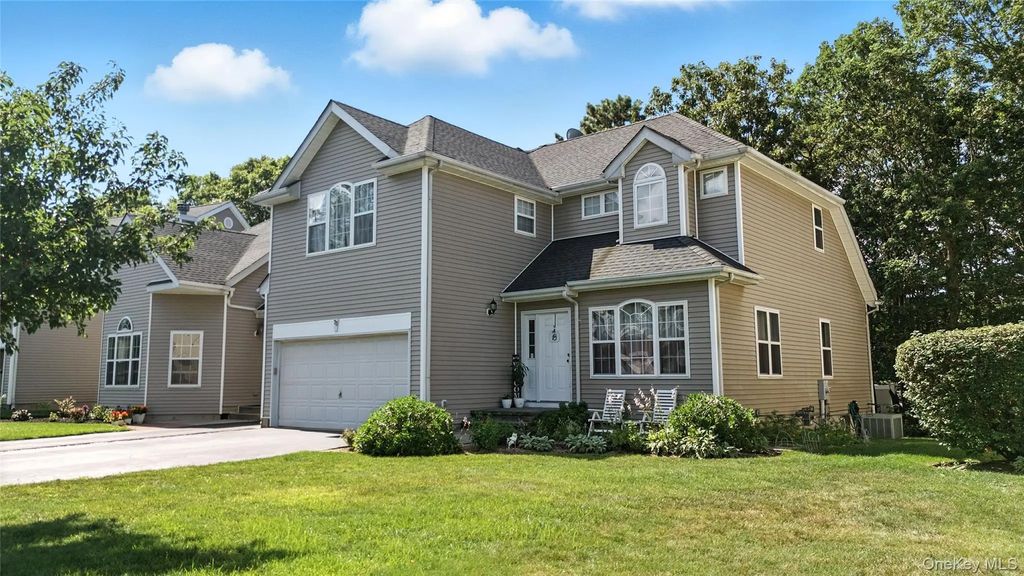 33 Sunflower Ridge Road, South Setauket