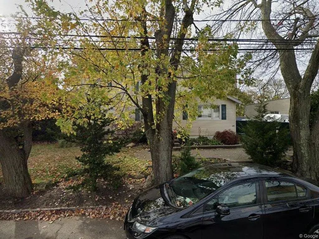 145 S 15th Street, Lindenhurst