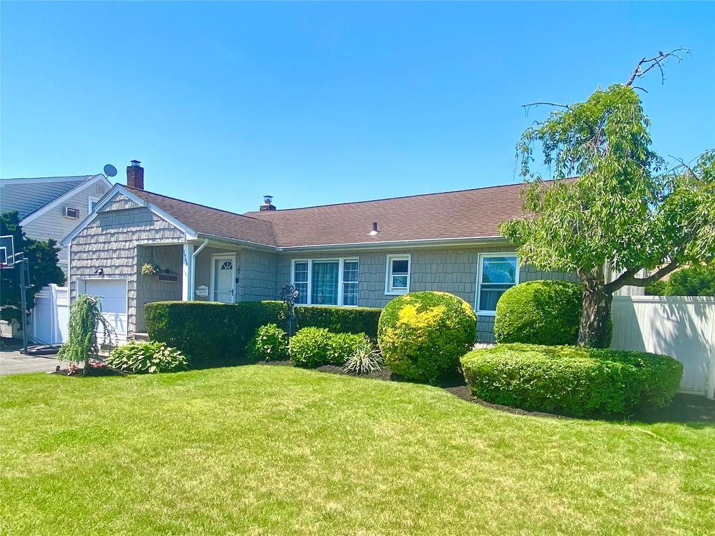 1963 Longfellow Avenue, East Meadow
