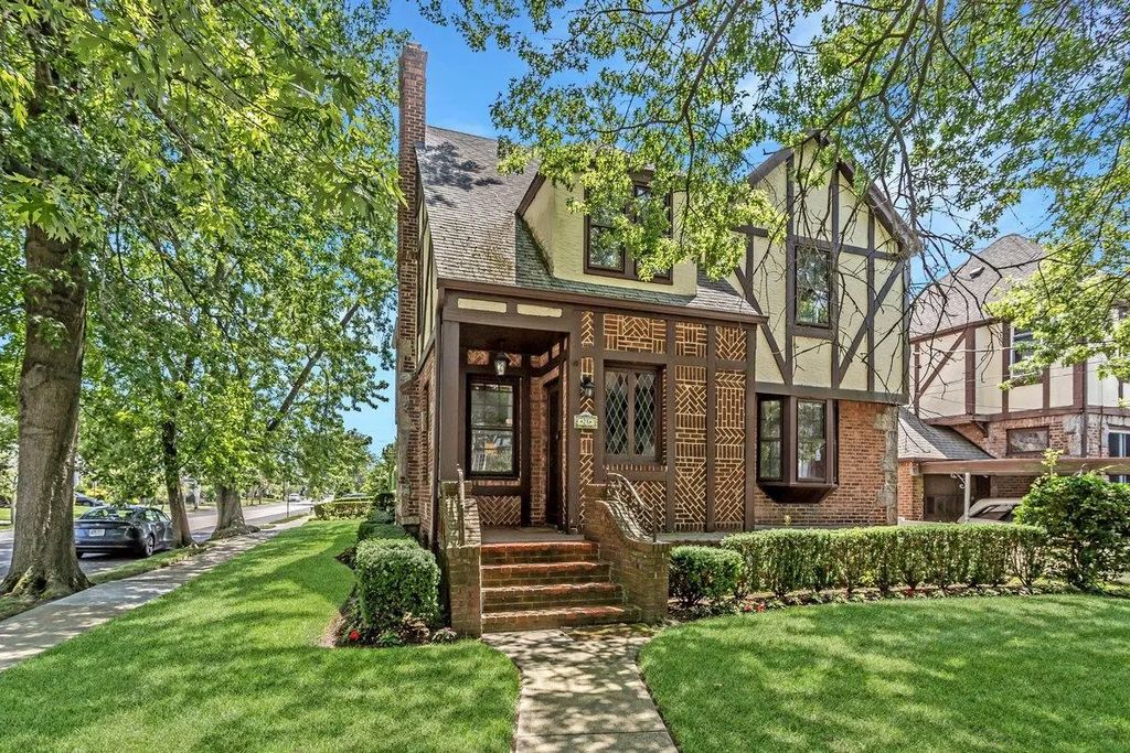 25 Reyam Rd Road, Lynbrook