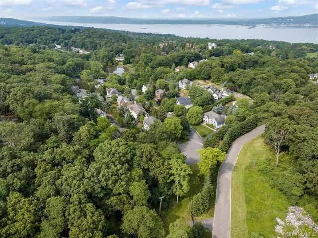 98 Roundabend Road, Tarrytown