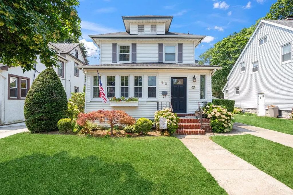 43 Nieman Avenue, Lynbrook