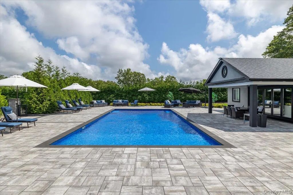 154 Mac Arthur Boulevard, Hauppauge