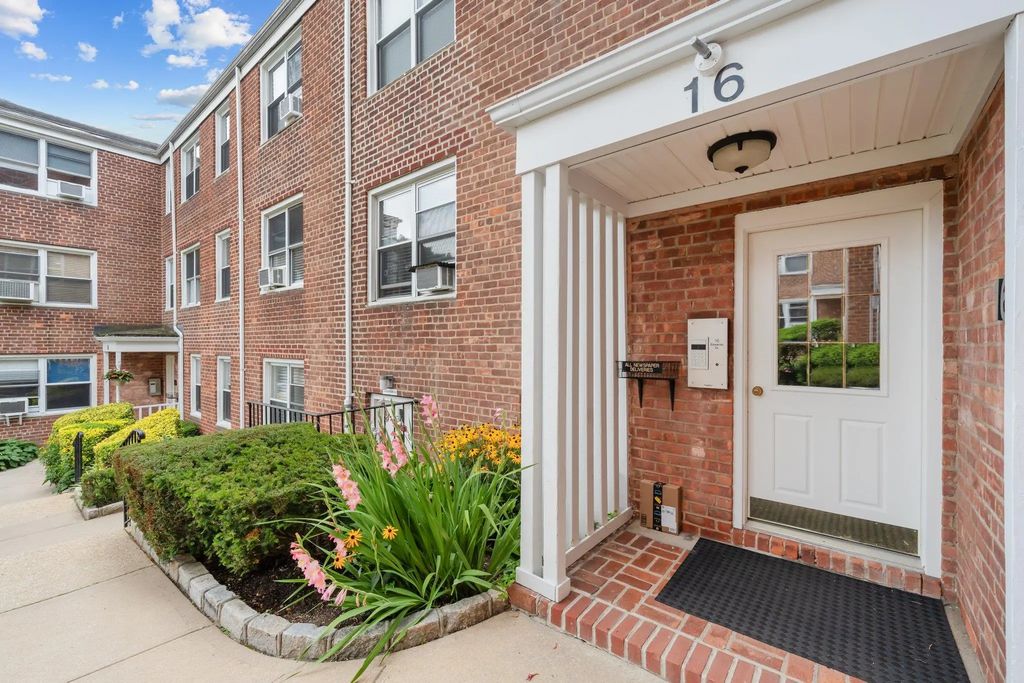 16 Edwards St 2g, Roslyn Heights
