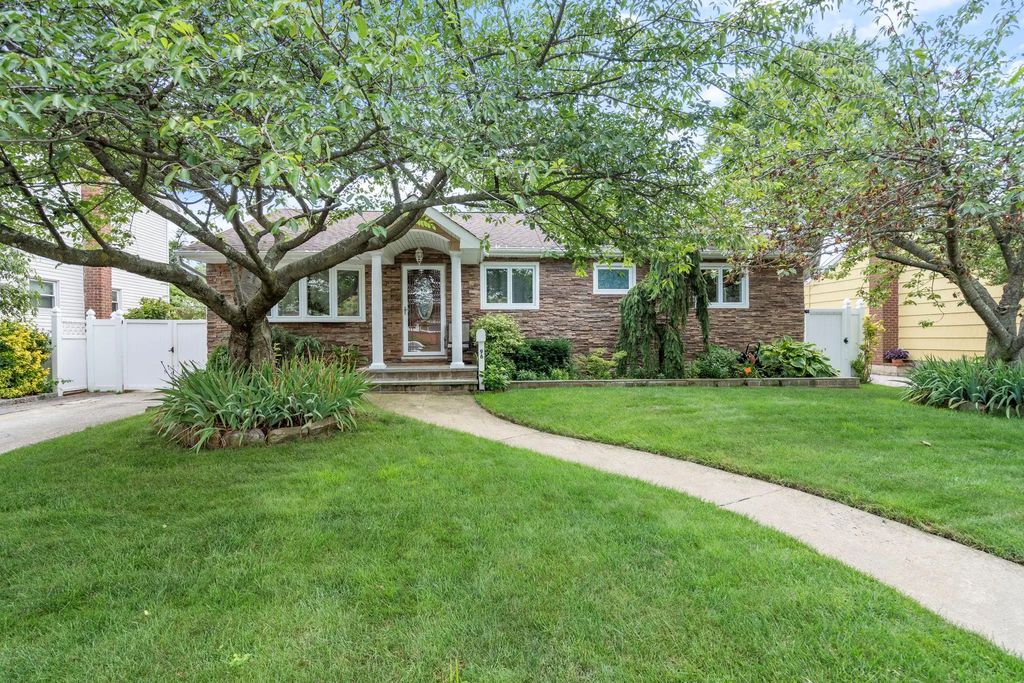 96 Morris Drive, East Meadow