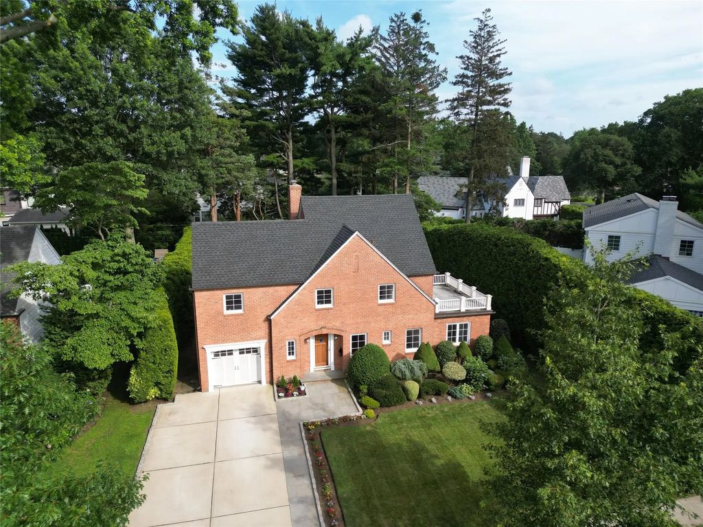 4 Huntington Road, Garden City