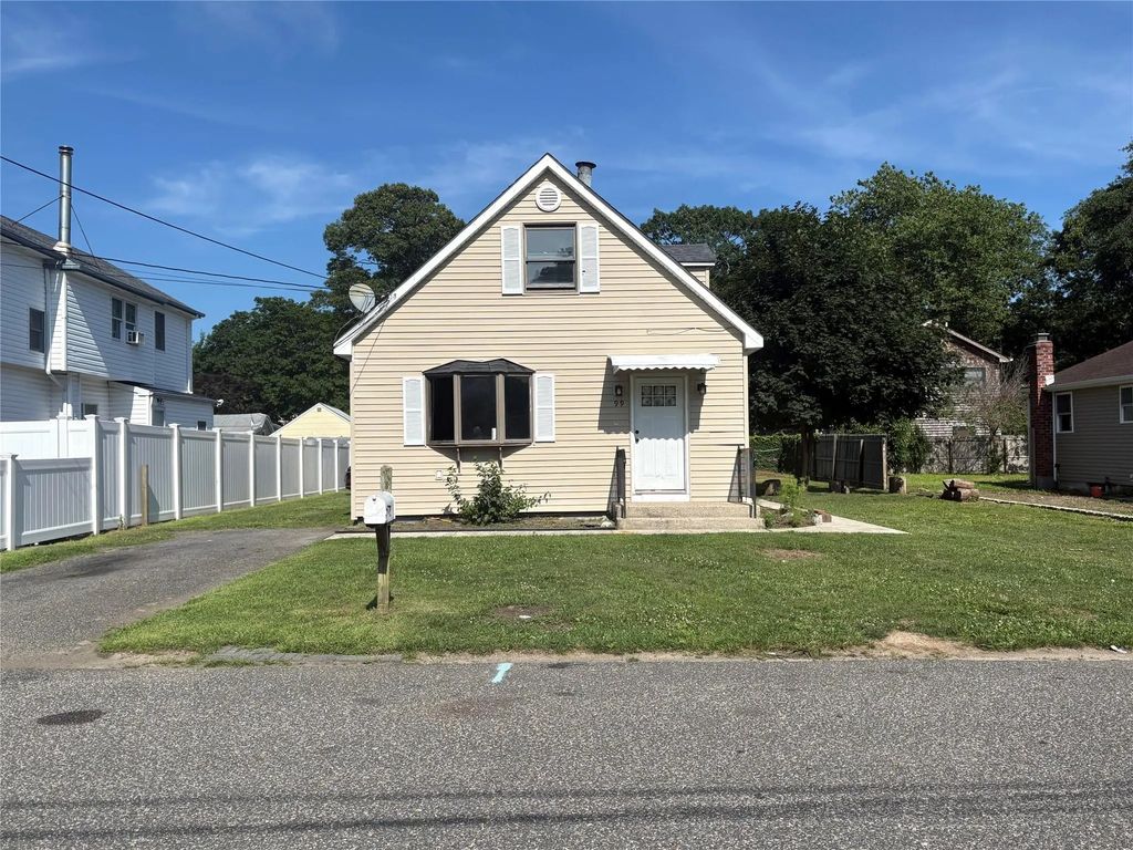 99 Lynbrook Drive, Mastic Beach