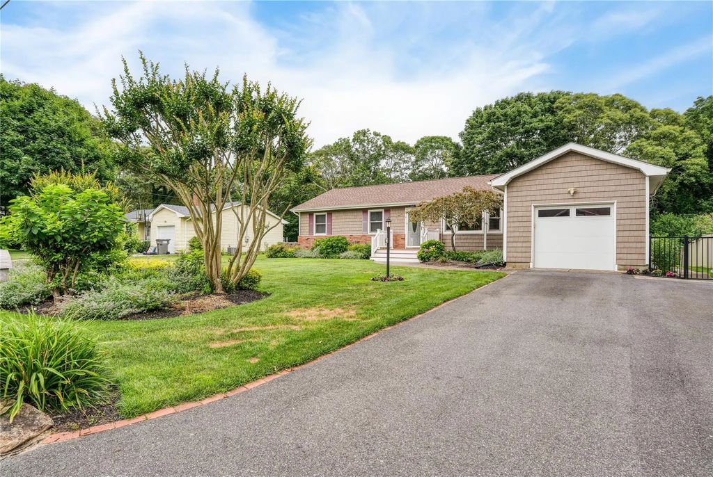 7 Russell Road, Hampton Bays