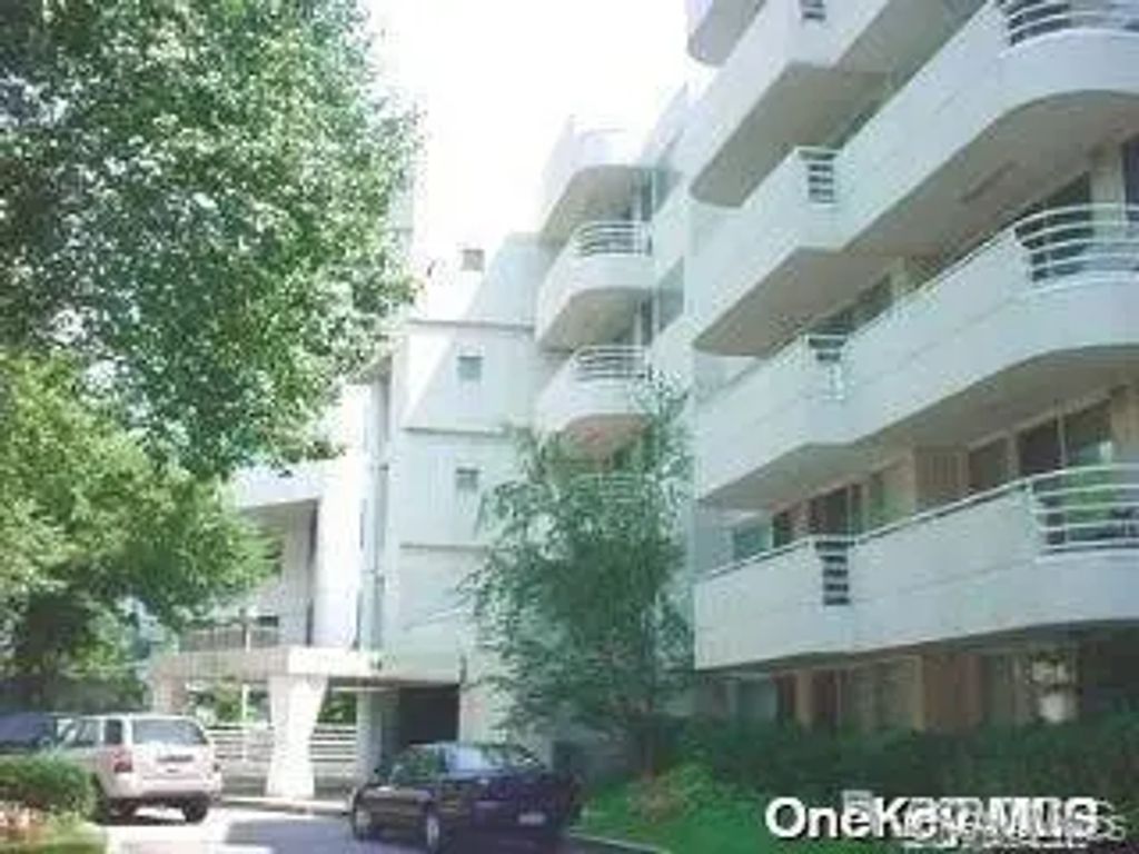 88 Cuttermill Road # 112, Great Neck
