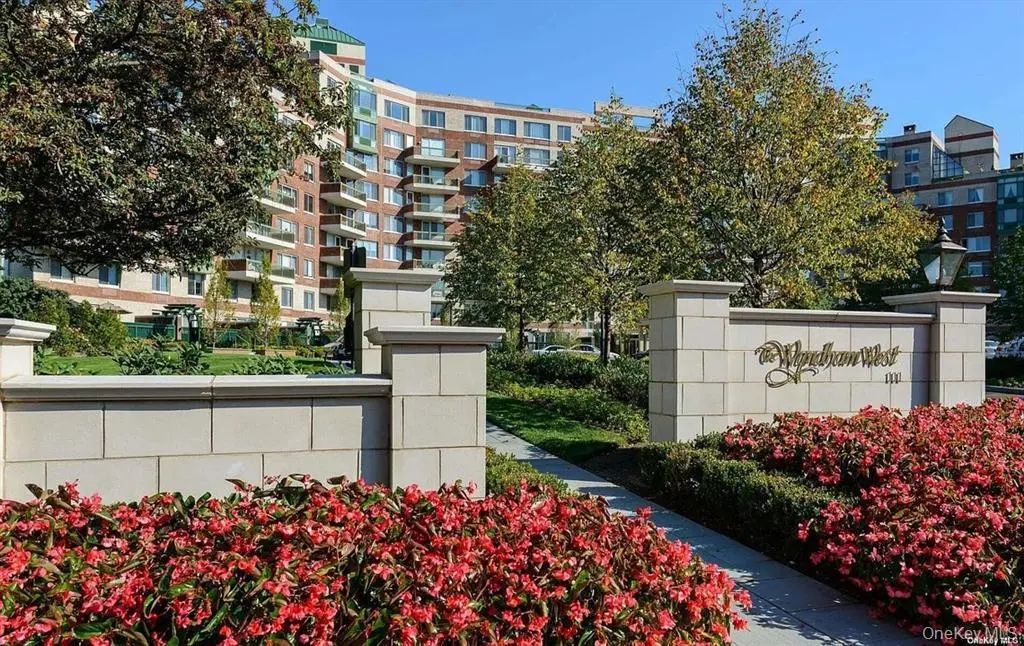 111 Cherry Valley Avenue W321, Garden City