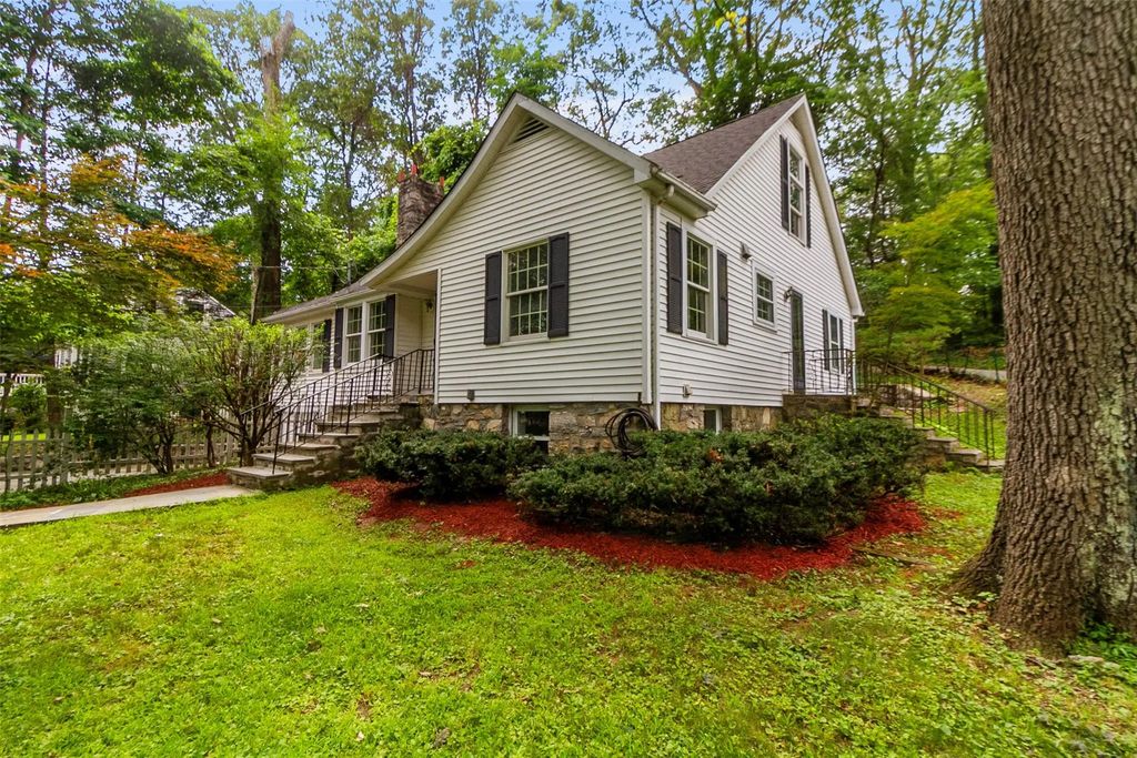 93 Vista Terrace N, Mahopac