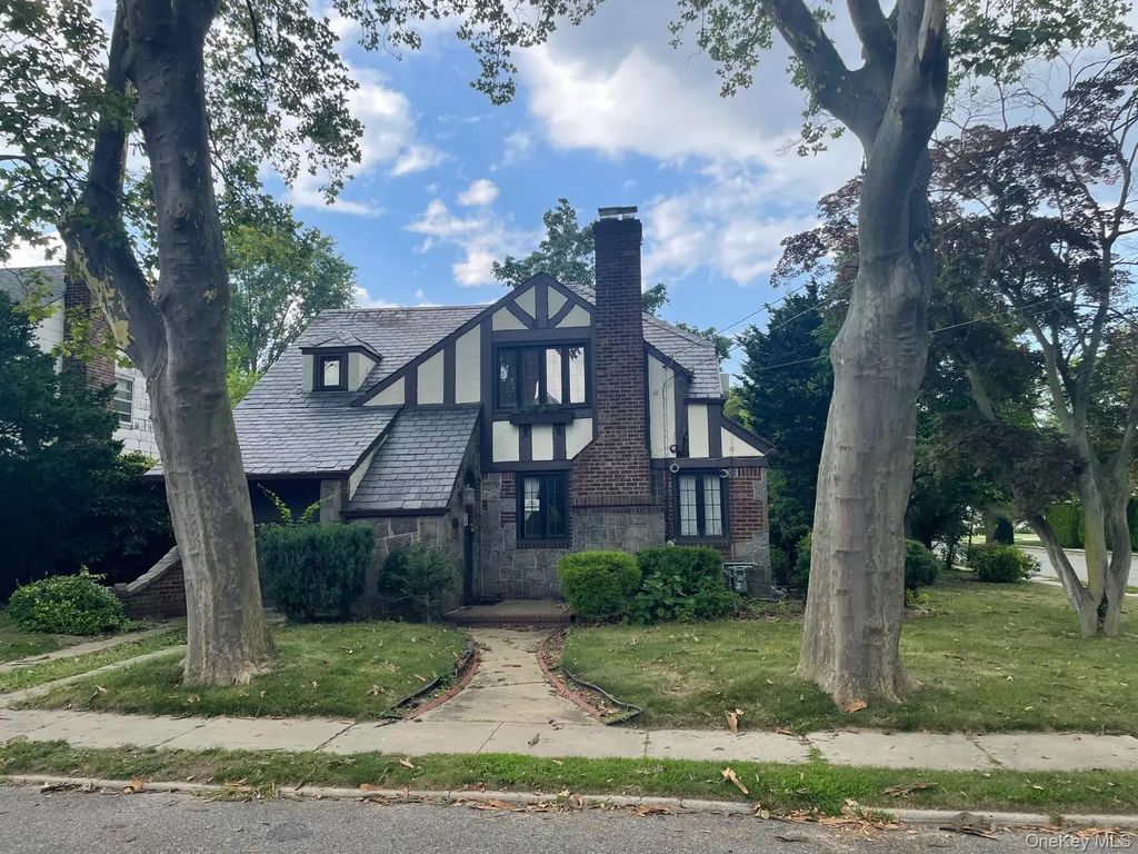 146 Malverne Avenue, Malverne