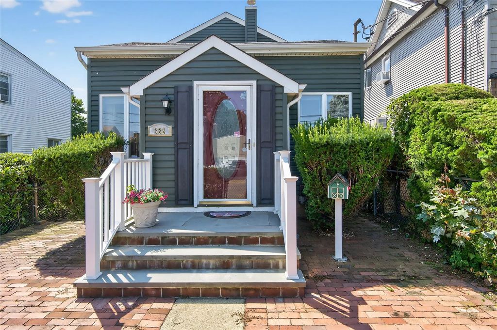 332 Mineola Avenue, Carle Place