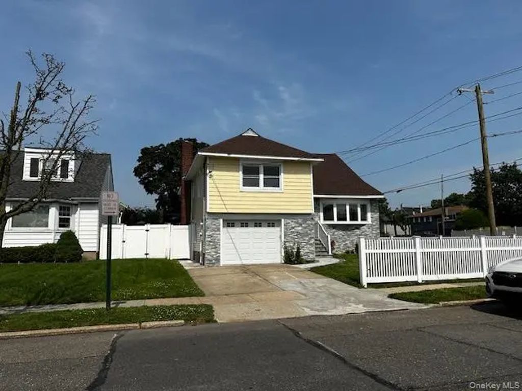 558 Oxford Road, Cedarhurst