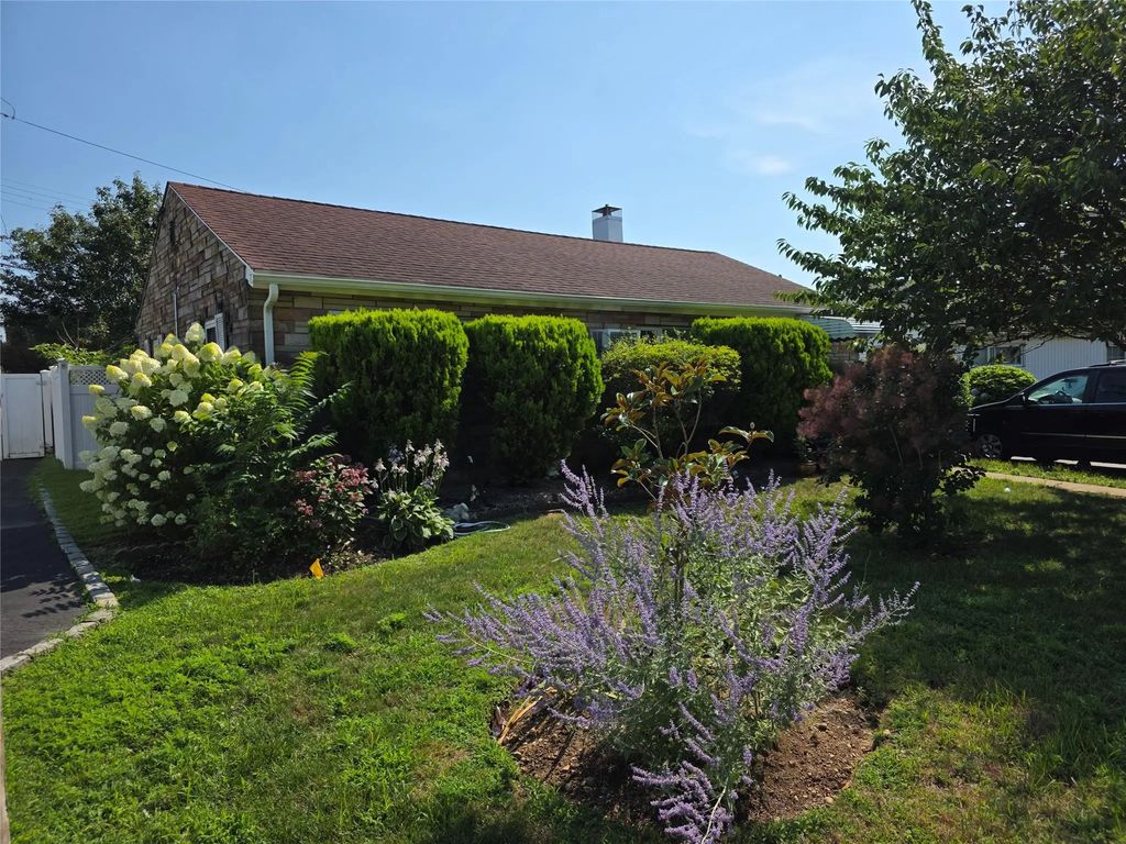 8 Reading Lane, Bethpage